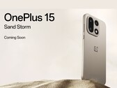O smartphone OnePlus 15 Sand Storm edition com configuração de câmera tripla é exibido em um fundo de areia do deserto. (Fonte da imagem: OnePlus)