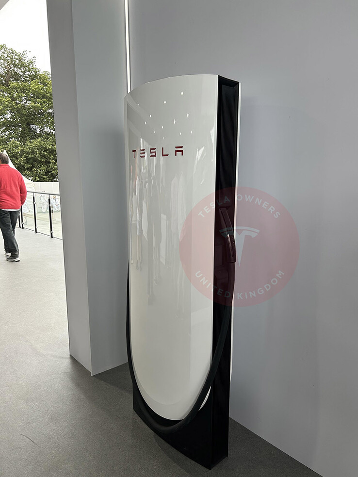 A pilha do Supercharger V4 com preparação para o terminal de pagamento com cartão (imagem: Tesla Owners UK/Twitter)