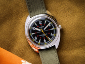 O relógio Timex x Bespoke Post de edição limitada de 36 mm, retratado com uma pulseira Cordura oliva contra um fundo mostarda escuro. (Fonte da imagem: Timex)