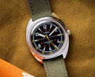 O relógio Timex x Bespoke Post de edição limitada de 36 mm, retratado com uma pulseira Cordura oliva contra um fundo mostarda escuro. (Fonte da imagem: Timex)