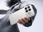 O Redmi K100 Pro Max possui um sistema de alto-falantes de 2.1 canais com tecnologia Sound by Bose. Na foto: uma imagem promocional do celular mostrando sua parte traseira.