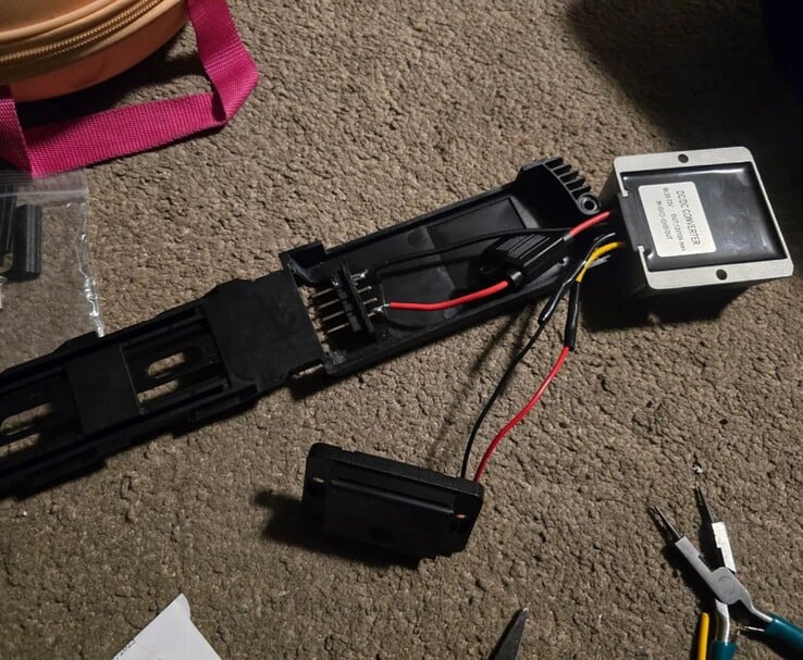 Uma configuração DIY personalizada mostrando a fiação interna e um conversor DC-DC conectado a um adaptador de bateria de eBike, criado para alimentar com segurança um dispositivo portátil ASUS ROG Ally X. (Fonte da imagem: DoggoLord27 via r/ROGAlly)
