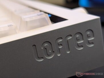 Logotipo da Lofree gravado em relevo no lado direito.