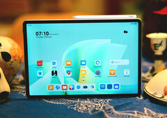 O Huawei M-Pencil Pro é fixado magneticamente ao MatePad 11.5 S.