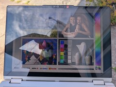 Ao ar livre, sob a sombra. O brilho ainda é predominante