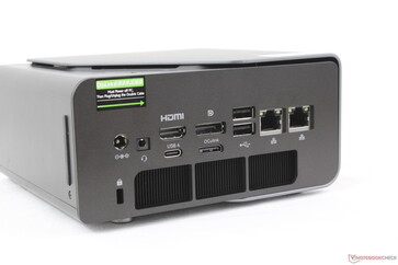 Parte traseira: Adaptador CA, fone de ouvido de 3,5 mm, HDMI 2.1, USB-C 4.0 com DisplayPort 1.4 + Power Delivery (40 Gbps), DisplayPort 1.4, OcuLink (PCIe4 x4), 2x USB-A 2.0 (480 Mbps), 2x RJ-45 (2,5 Gbps)