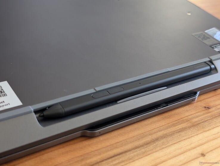 A Slim Pen 2 fica bem presa e quase nivelada em seu compartimento para canetas