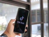 Um smartphone exibindo o logotipo do TikTok