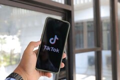 Um smartphone exibindo o logotipo do TikTok