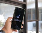 Um smartphone exibindo o logotipo do TikTok