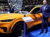 Presidente Biden em Detroit ao lado de um Mustang Mach-E (imagem: Reuters)