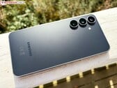 Espera-se que o sucessor do Samsung Galaxy S25 FE, ilustrado na foto, apresente pouquíssimas mudanças no design.