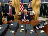 Presidente Donald Trump, assinando ordens executivas. (Fonte da imagem: Casa Branca)