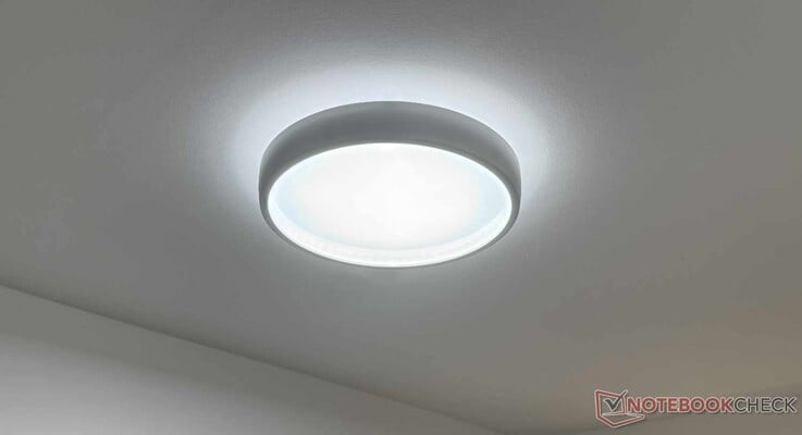 O lustre de teto Govee de 21 polegadas com luz branca fria.