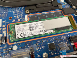 O SSD M.2 2280 está posicionado abaixo de uma tampa adicional e pode ser atualizado