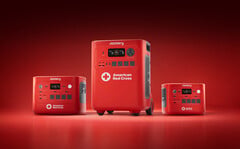 O Jackery HomePower 2000 Plus v2 Edição da Cruz Vermelha, o Jackery HomePower 3600 Plus Edição da Cruz Vermelha e o Jackery HomePower 1000 Plus v2 Edição da Cruz Vermelha (da esquerda para a direita)