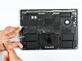 O MacBook Pro Apple M5 recebeu apenas melhorias mínimas de reparo. (Fonte da imagem: iFixit)