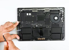 O MacBook Pro Apple M5 recebeu apenas melhorias mínimas de reparo. (Fonte da imagem: iFixit)