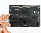 O MacBook Pro Apple M5 recebeu apenas melhorias mínimas de reparo. (Fonte da imagem: iFixit)
