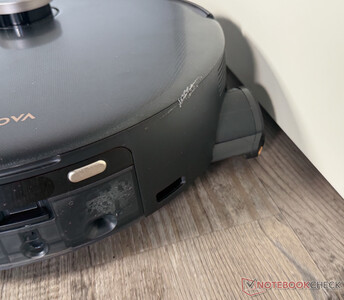 Ele deixa uma distância segura ao limpar as bordas