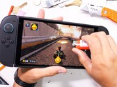 Além da tela que pode ser facilmente arranhada, o Nintendo Switch 2 parece ser bem construído (Fonte da imagem: JerryRigEverything)