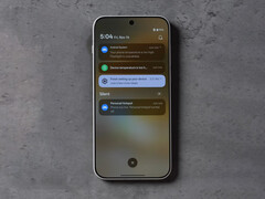 O OnePlus 15 teve que desativar alguns recursos para garantir que a temperatura não aumentasse ainda mais. Na foto: uma captura de tela do vídeo do teste de estresse. (Fonte da imagem: Max Tech)