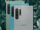 Um conceito do Sony Xperia 1 V feito em leque mostra-o com equipamento de câmera adicional. (Fonte de imagem: PEACOCK &amp; Unsplash - editado)
