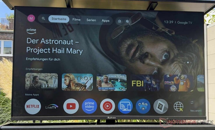 A Sylvox Frameless Pro leva ao jardim a interface do Google TV presente em muitas smart TVs para ambientes internos.