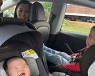 Primeiro 'Tesla baby' entregue no carro elétrico enquanto em modo piloto automático