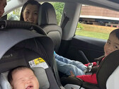 Primeiro 'Tesla baby' entregue no carro elétrico enquanto em modo piloto automático