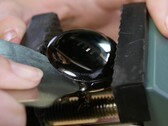O Google anexou o painel traseiro do Pixel Watch com um adesivo inovador. (Fonte da imagem: iFixit)
