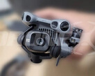 O DJI Mini 5 Pro de perto com sua câmera de 24 mm e f/1.8. (Fonte da imagem: via DroneXL &amp; Jasper Ellens)