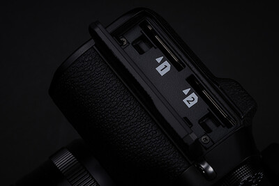 A X-T5 da Fujifilm possui dois slots para cartão SD com velocidades rápidas de leitura e gravação, diminuindo o tempo de espera após o disparo contínuo por meio do buffer de 43 imagens. (Fonte da imagem: Fujifilm)