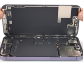 Parte interna do iPhone 14 Pro, incluindo a bateria. (Fonte: iFixit)