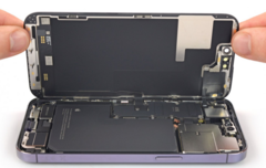 Parte interna do iPhone 14 Pro, incluindo a bateria. (Fonte: iFixit)