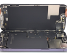 Parte interna do iPhone 14 Pro, incluindo a bateria. (Fonte: iFixit)