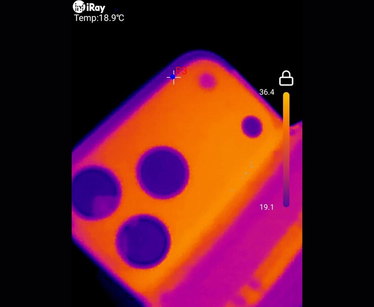 Imagem térmica do iPhone 17 Pro Max mostrando a distribuição de calor ao redor da área da câmera traseira (Fonte da imagem: u/T-K-Tronix via r/iphone)