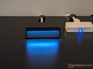 Receptor 8K com luz RGB configurada para branco, 50% de brilho.