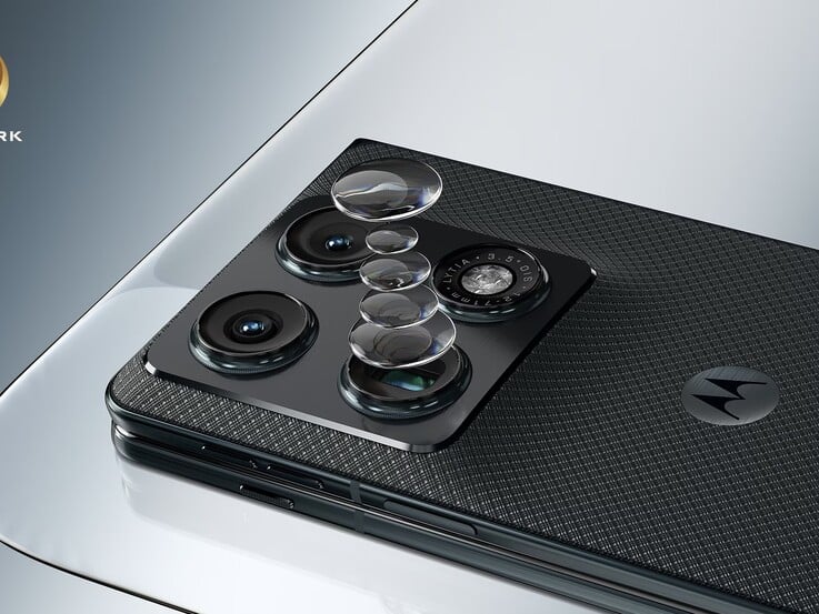 O Motorola Razr Fold possui uma configuração de câmera traseira tripla de 50 MP