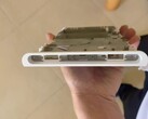 A suposta moldura de um suposto protótipo OLED do Nintendo Switch 2 (foto) levou alguns jogadores esperançosos a acreditar que o Nintendo Switch 2 OLED já está em andamento. (Fonte da imagem: Gazlog)
