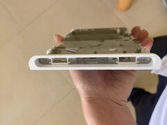 A suposta moldura de um suposto protótipo OLED do Nintendo Switch 2 (foto) levou alguns jogadores esperançosos a acreditar que o Nintendo Switch 2 OLED já está em andamento. (Fonte da imagem: Gazlog)