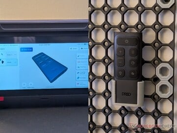 Digitalizei o controle remoto curto e imprimi o suporte em 3D.