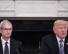 Tim Cook e Donald Trump durante uma reunião de negócios na Casa Branca (Fonte da imagem: Sky News)