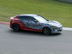 Xiaomi YU7 GT camuflado em Nurburgring. (Fonte da imagem: Niubei Shehuiren/Weibo)