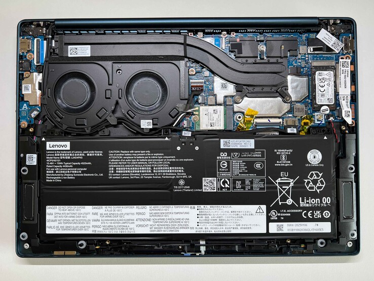 Yoga Slim 7 14AKP G10, para fins de comparação. Embora os dois modelos sejam idênticos externamente, há algumas diferenças internas