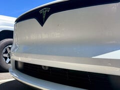 câmera do para-choque dianteiro do Model X 2026 atualizado (Fonte da imagem: The Kilowatts/X)