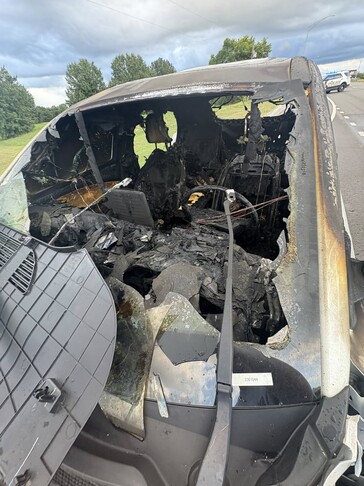 Vista frontal do Mustang Mach E após o incêndio (Fonte da imagem: Chase Roberts)