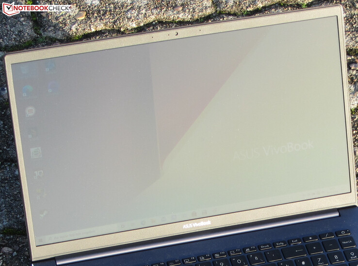 O VivoBook ao ar livre (filmado ao sol brilhante).