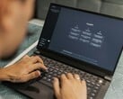 Um recurso de contatos de emergência será adicionado em breve para ser contatado diretamente pelo ChatGPT. Imagem genérica mostrando uma pessoa interagindo com o ChatGPT. (Fonte da imagem: Matheus Bertelli, Pexels)