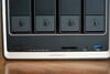 A parte frontal do Ugreen NASync DXP4800 GT